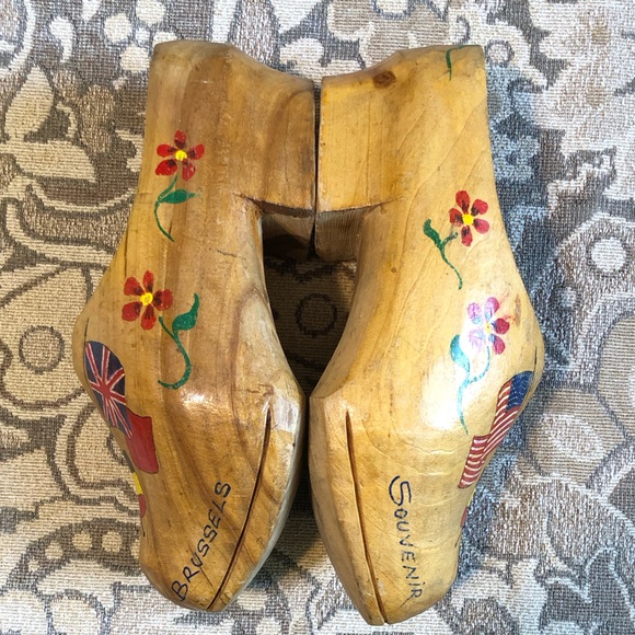 Vintage Wooden Shoes. Souvenir of Belgium. Hand Made Painted with European Flags - Picture 6 of 10